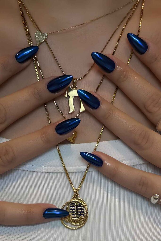 Dark blue mani with chrome finish