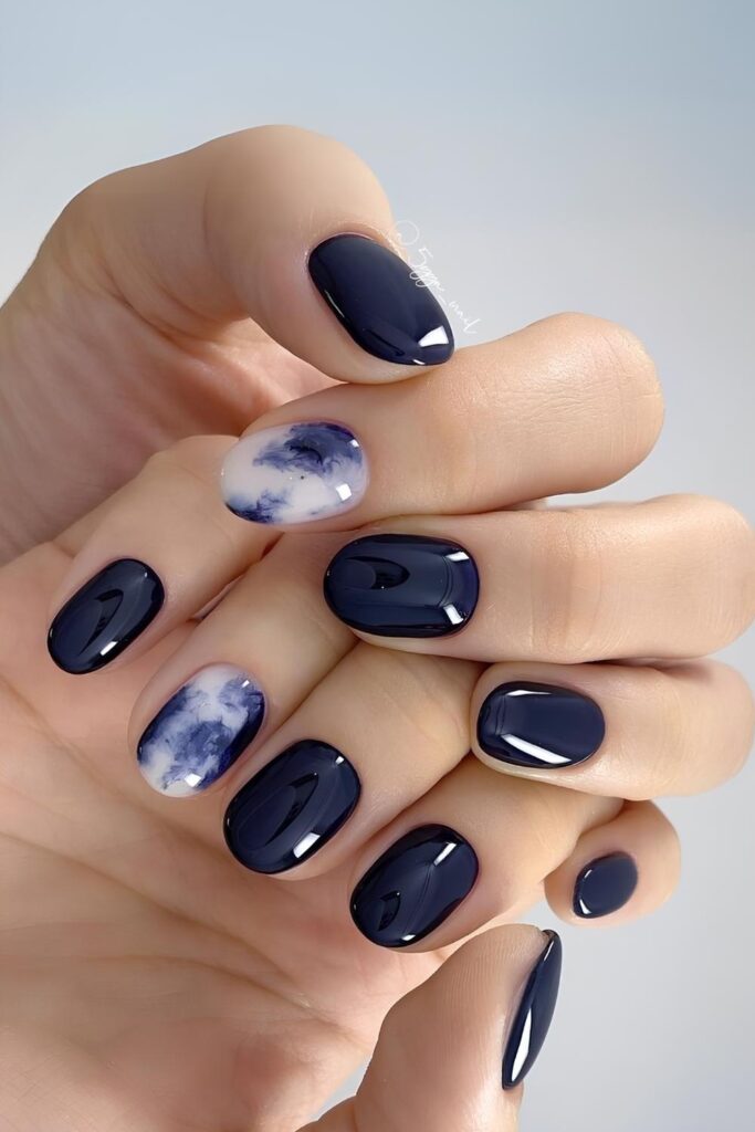 Dark blue short nails with marble effect
