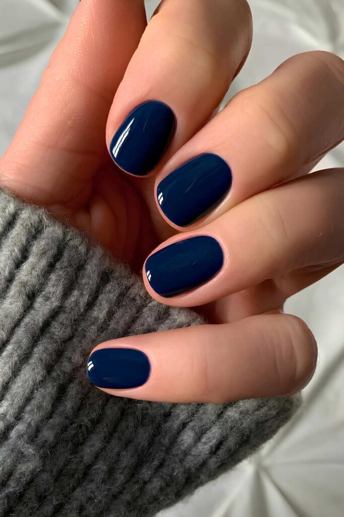 Short navy blue glossy nails