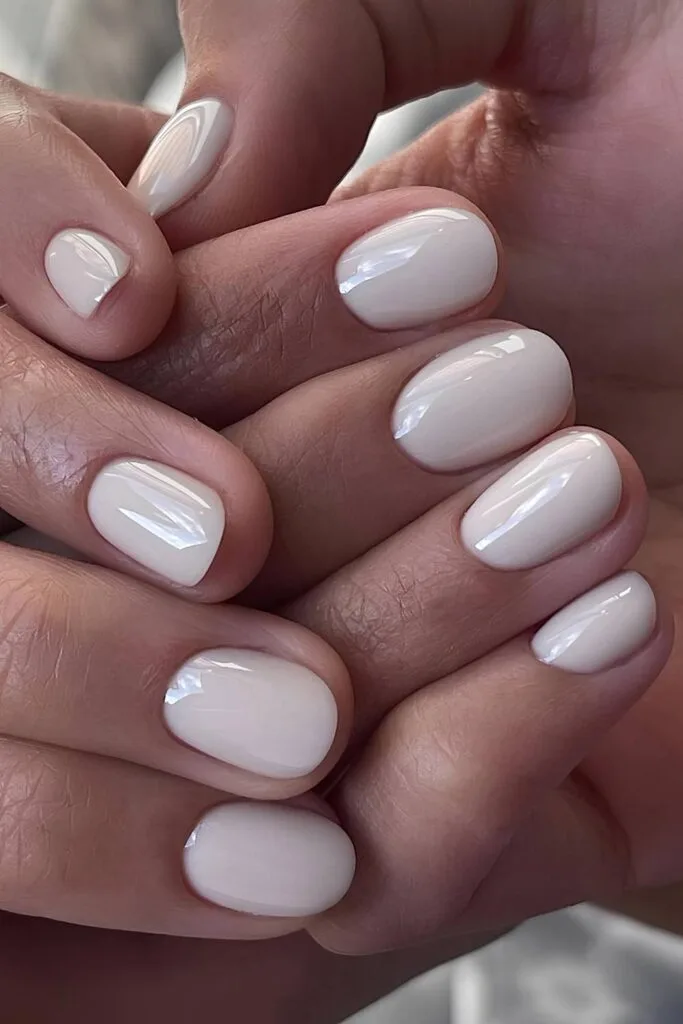 Off-white manicure