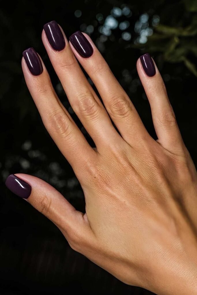 Dark purple short mani