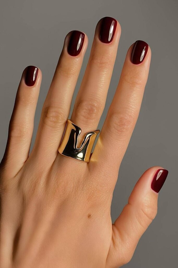 Dark red short mani
