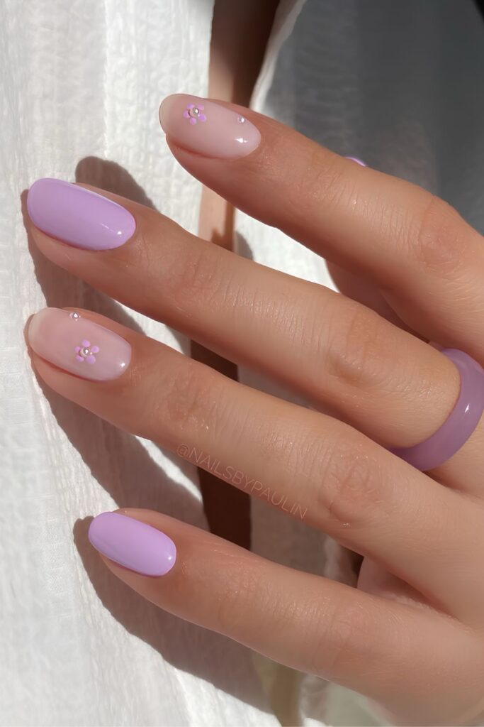 Light purple nails with tiny florals