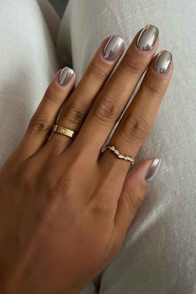 Metallic silver short mani
