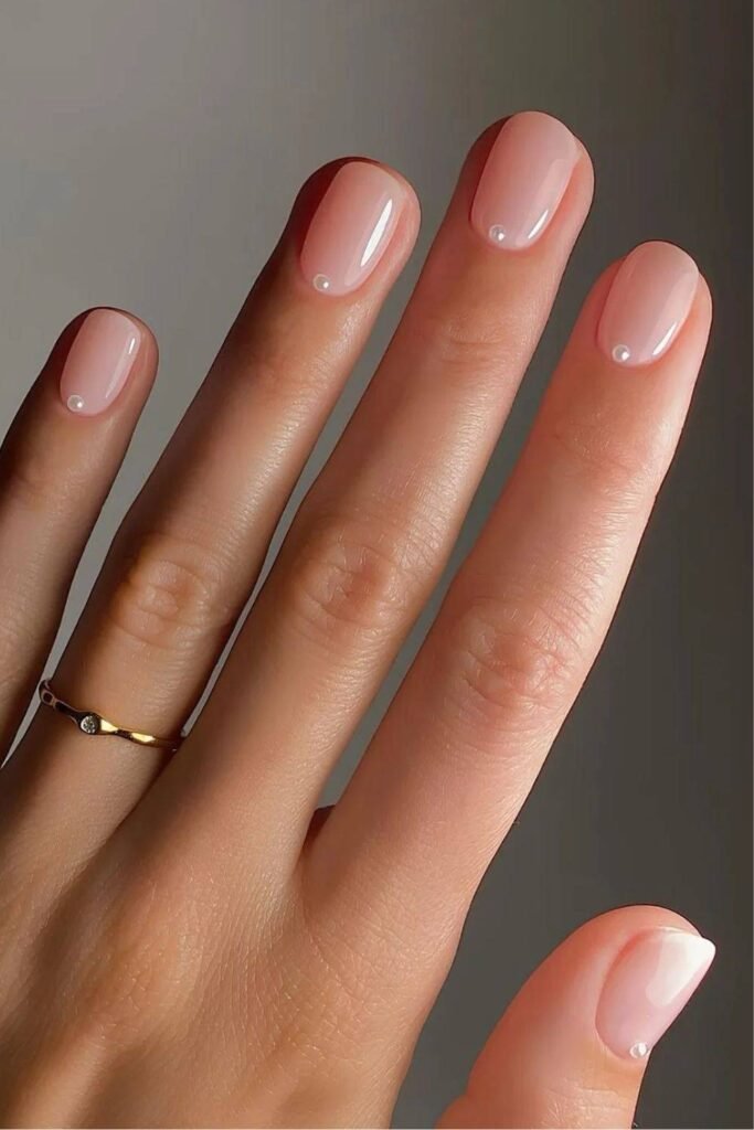 Natural short nails with pearls