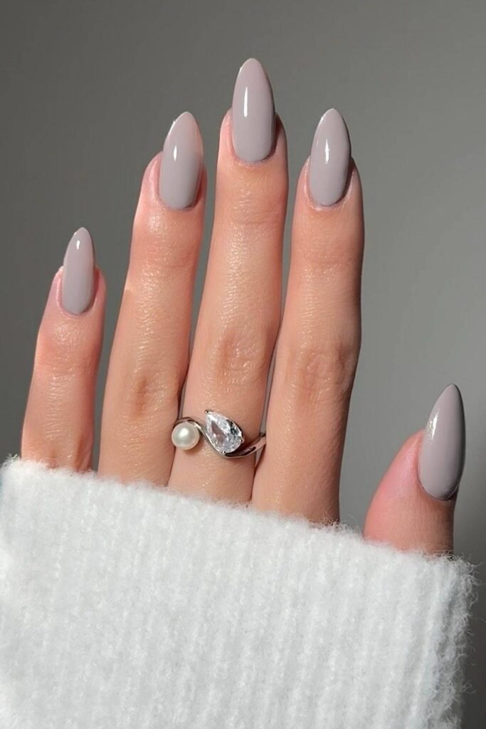 Oyster gray almond mani