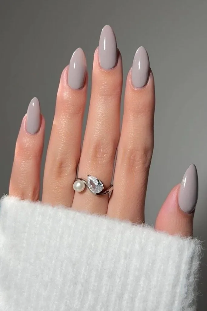 Oyster gray almond mani