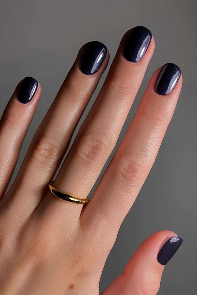 Short navy blue nails with shimmer