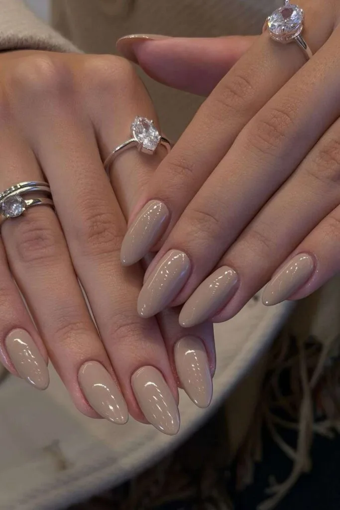 Beige almond mani