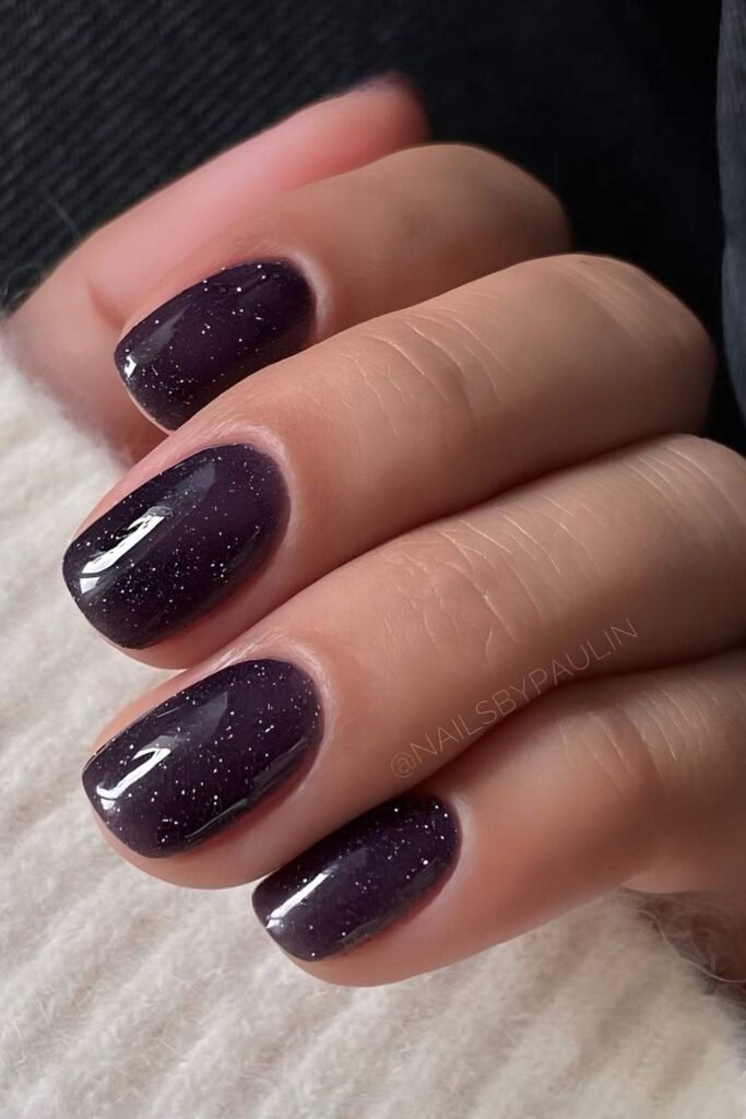 Dark purple short mani with glitter