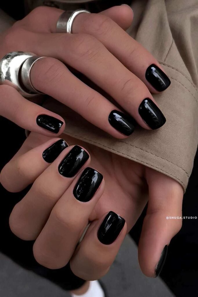 Short black mani