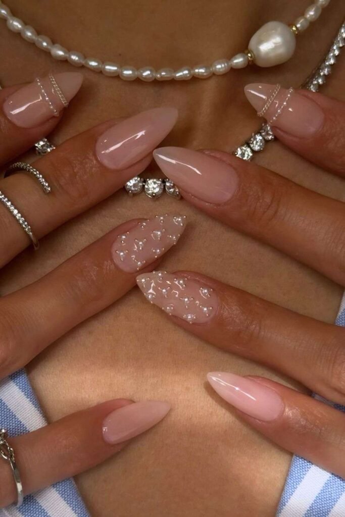 Light pink pearly almond mani