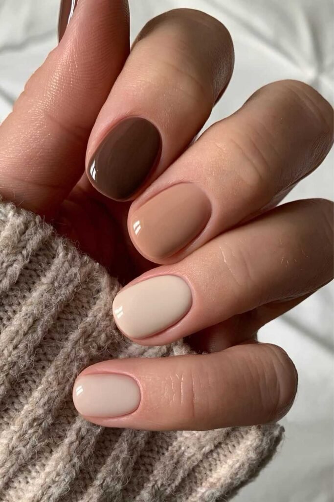 Short brown gradient nails