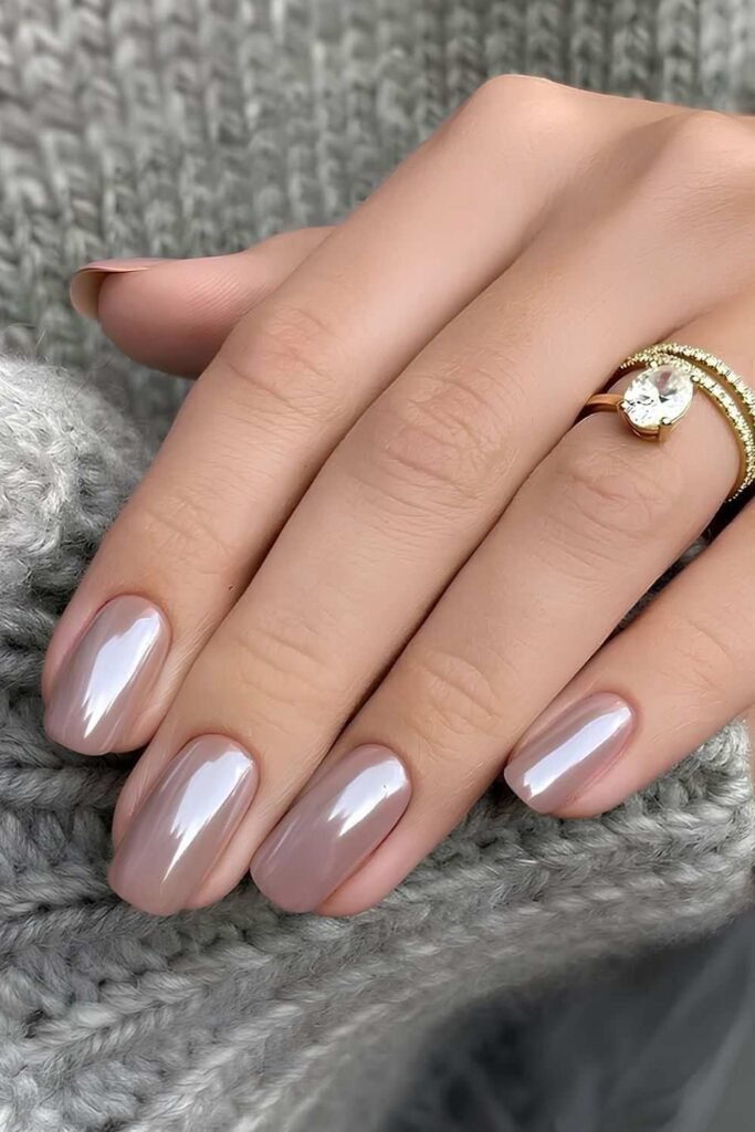 Short pearlescent mocha nails