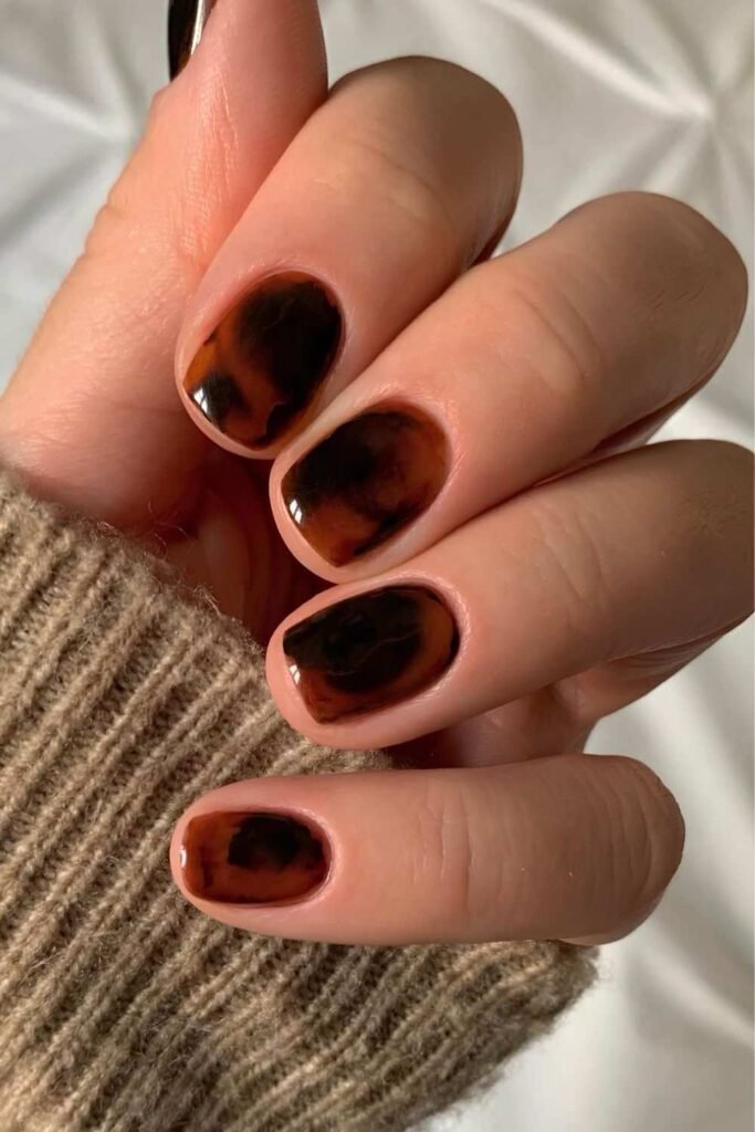 Tortoise shell short nails